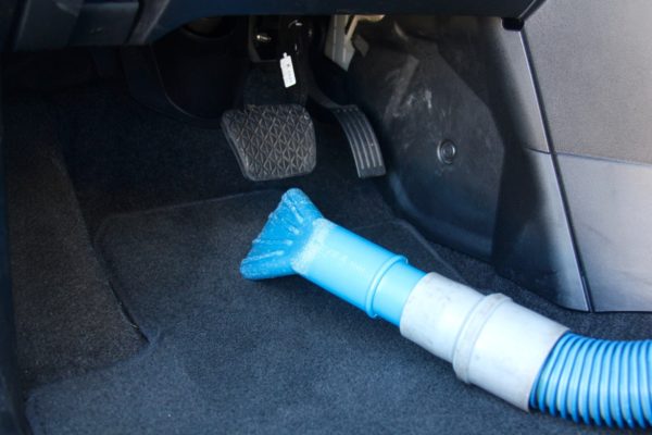 Como limpar o carro por dentro: tapetes e carpetes
