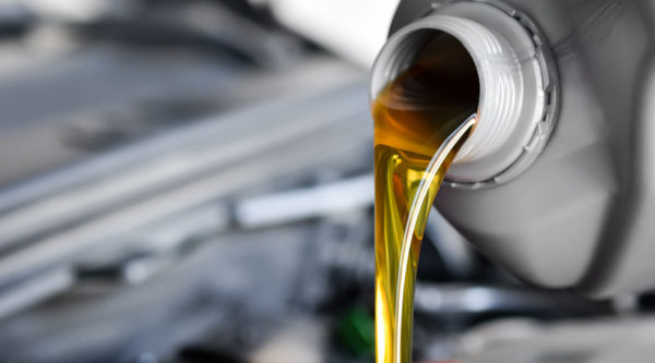 A troca de óleo do carro garante o pleno funcionamento do motor e segurança para motoristas e passageiros.